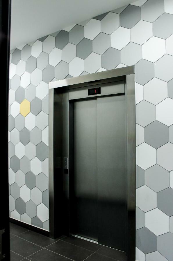 Modern Business Close To Center Check In 24h * Posen